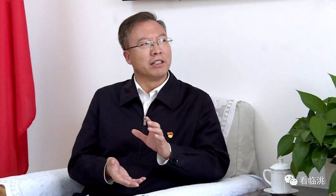 中共临洮县委书记石琳经过这70年的发展,我们城乡的面貌发生了巨大的