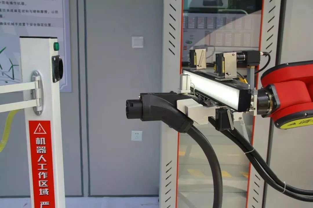 生态城智慧公交充电机器人,快看看有多神奇.