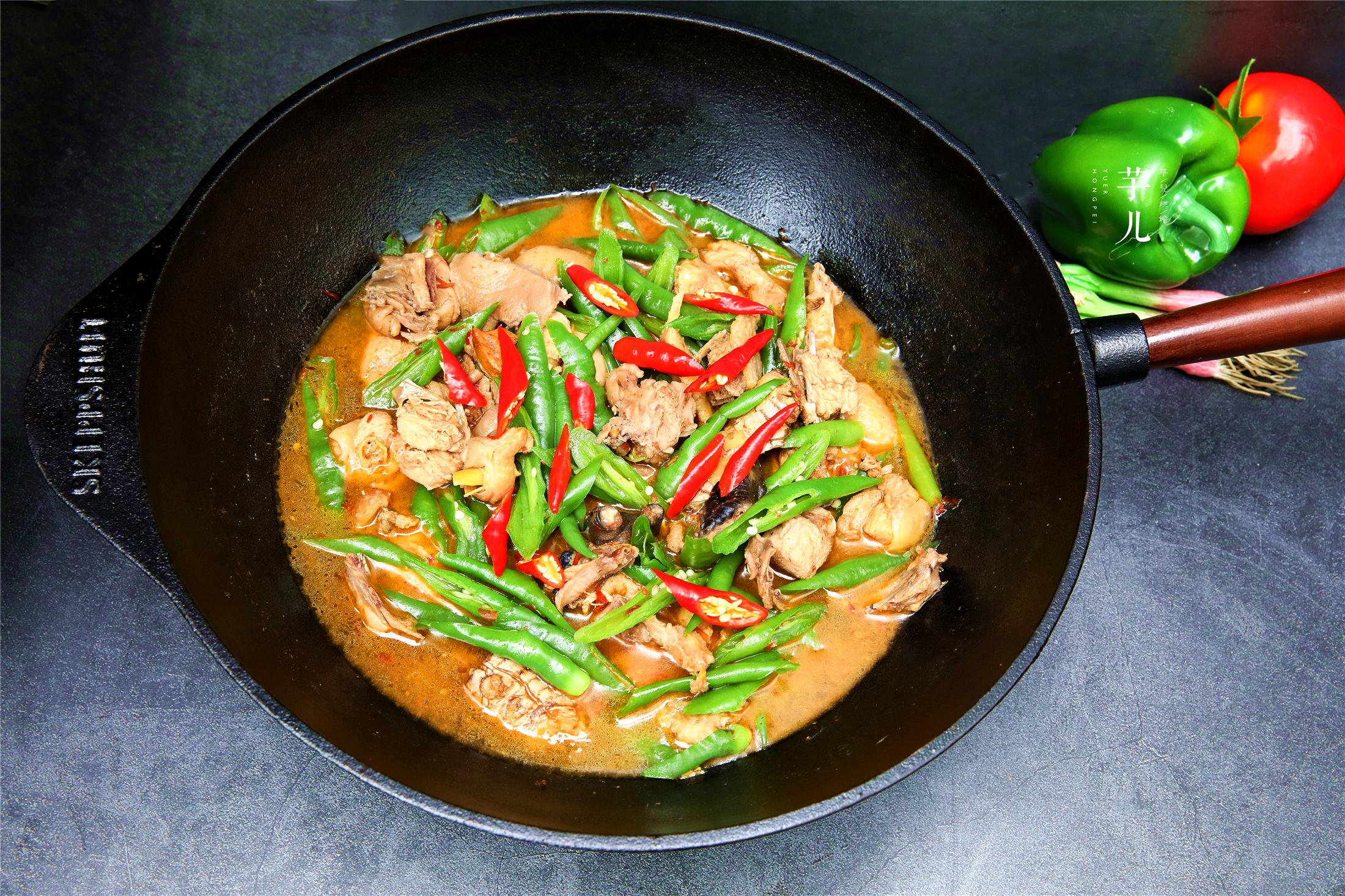 【双椒烧鸡】食材:鸡块 400克,青椒 一把,小米辣 4个,生姜 一个.