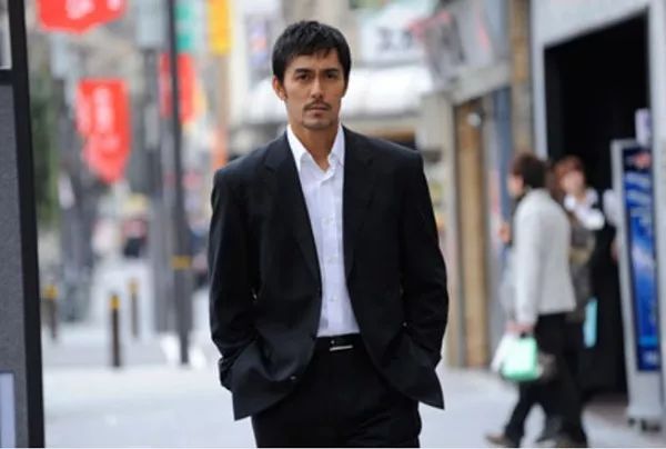 故事情节紧凑而好看,阿部宽主演的加贺恭一郎只要站出来,气势就不一般