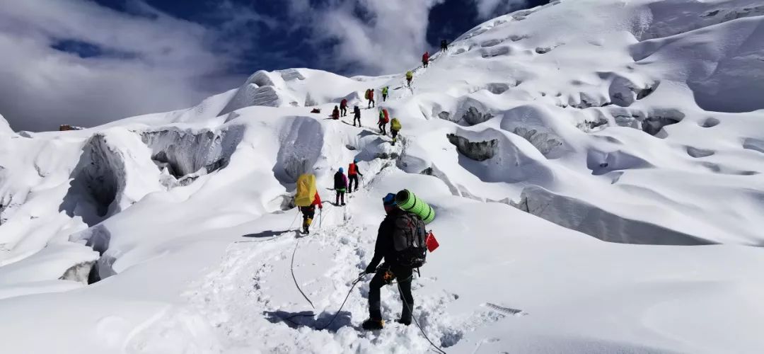 其攀登線路長,冰川地形複雜,明暗裂縫交錯,衝頂路段更有近70度的