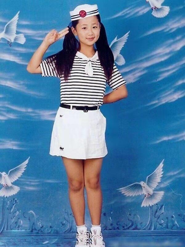 这也许是 机缘巧合,导演组看到小时候的 杨紫漂亮可爱,然后邀请她