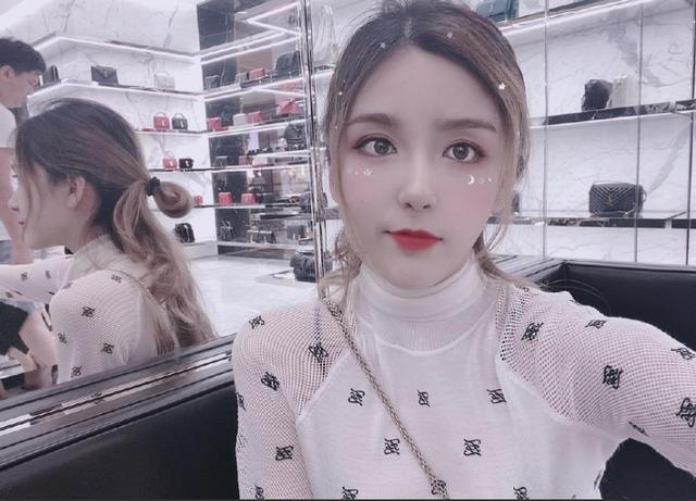 rita酒店晒富婆自拍惹恼粉丝衣服镂空主要是旁边有2瓶水