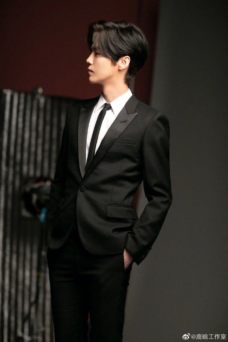 鹿晗帅气照曝光,一身黑色西装,显得英俊潇洒霸气侧漏.