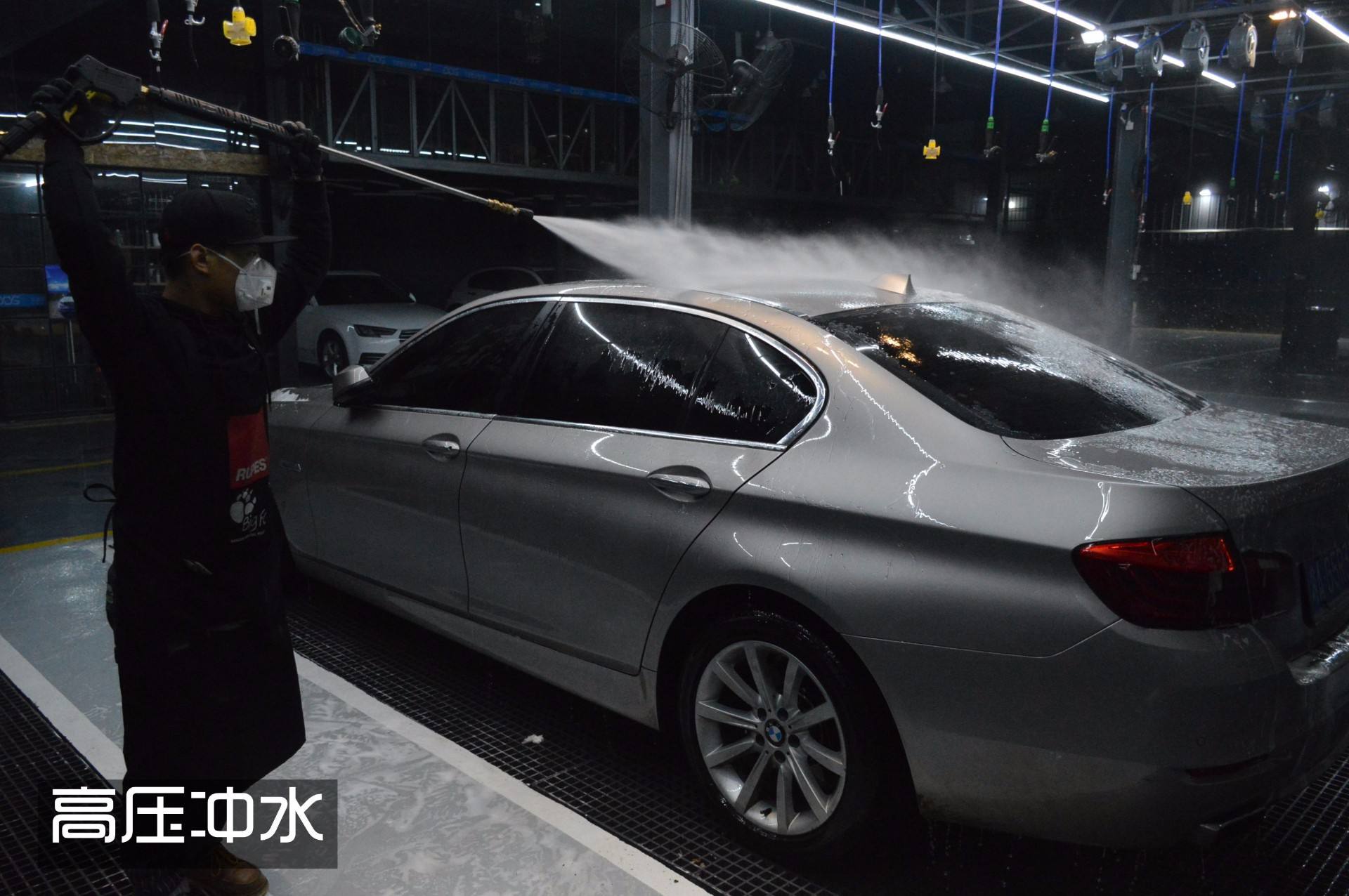 95%洗车店第一时间直接用高压枪冲洗,看上去很高效,很快速,瞬间亮丽.
