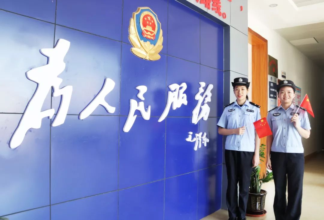 我和国旗同框丨藤县公安向祖国表白,用"警察蓝"守护"国旗红"_祝福
