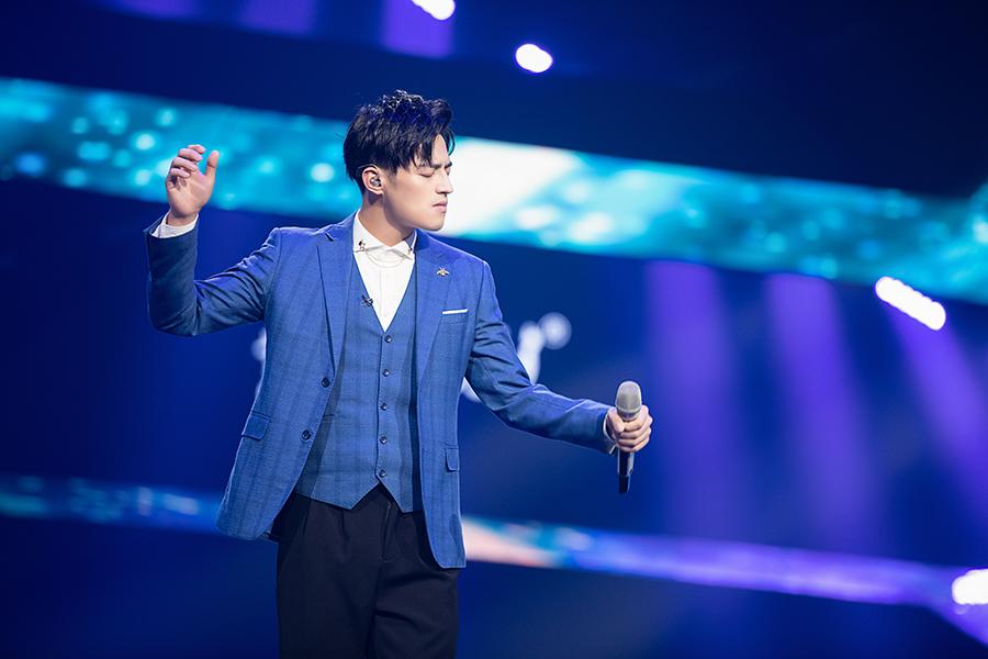 《声入人心》何炅蔡国庆见证年度首席诞生 何亮辰泪洒舞台告白好友