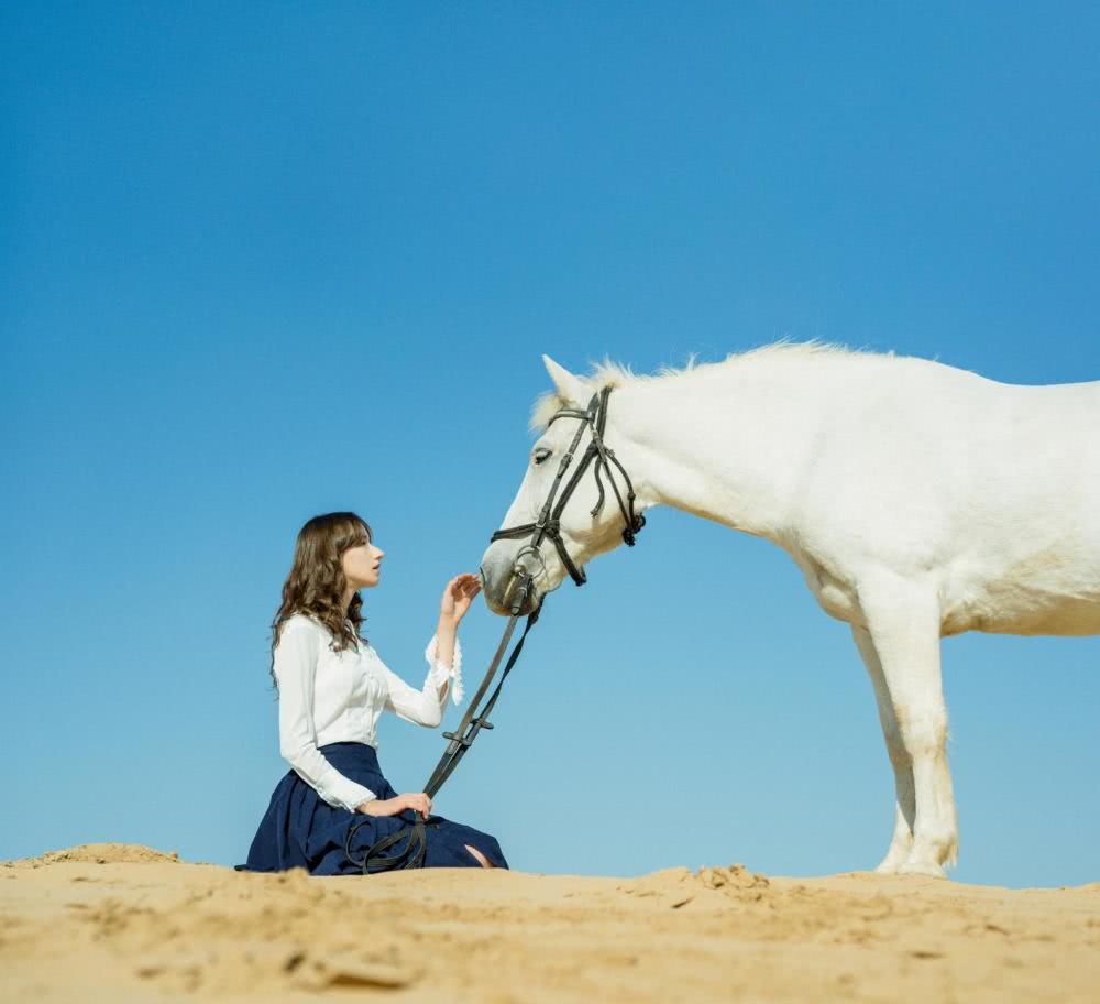 沙漠牵着白马,白衣深蓝伞裙的小姐姐