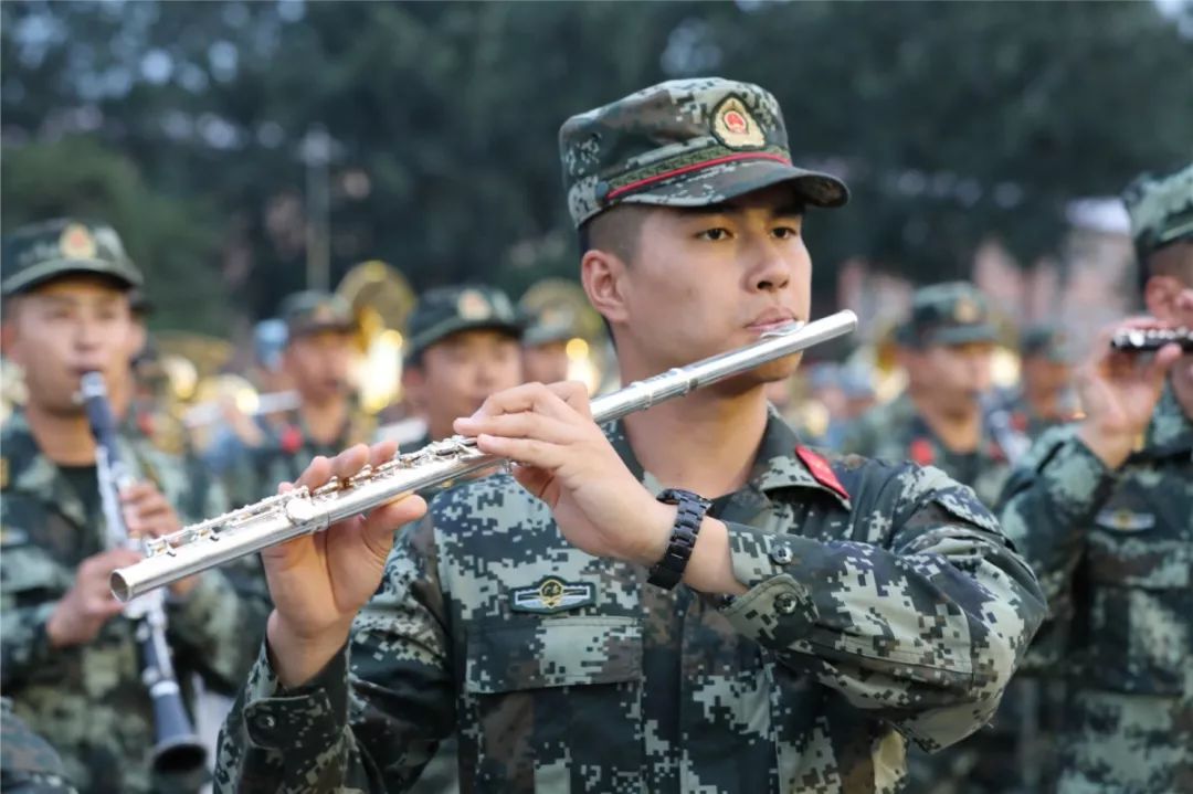 2018年,他成为了武警广东省总队军乐团长笛首席演奏家;2019年6月经