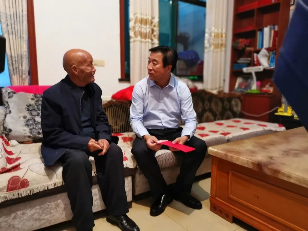 合阳县委书记李县平节前慰问道德模范
