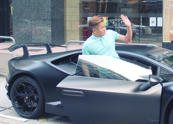 郭富城上车后遇小粉丝合影特意下车配合当爸后明显笑容更多了