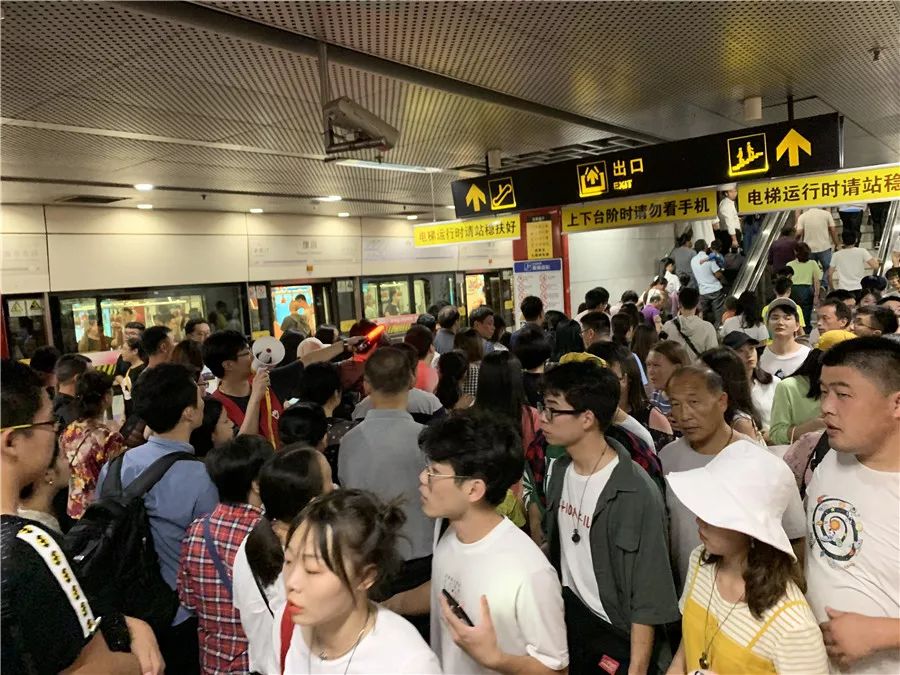 进站,出入口限流分批放行温馨提示地铁豫园站受返程客流集中到达影响