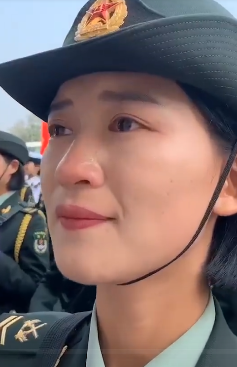 又一个高颜值女兵身份曝光!阅兵后失声哽咽!撞脸王丽坤! _侯安平
