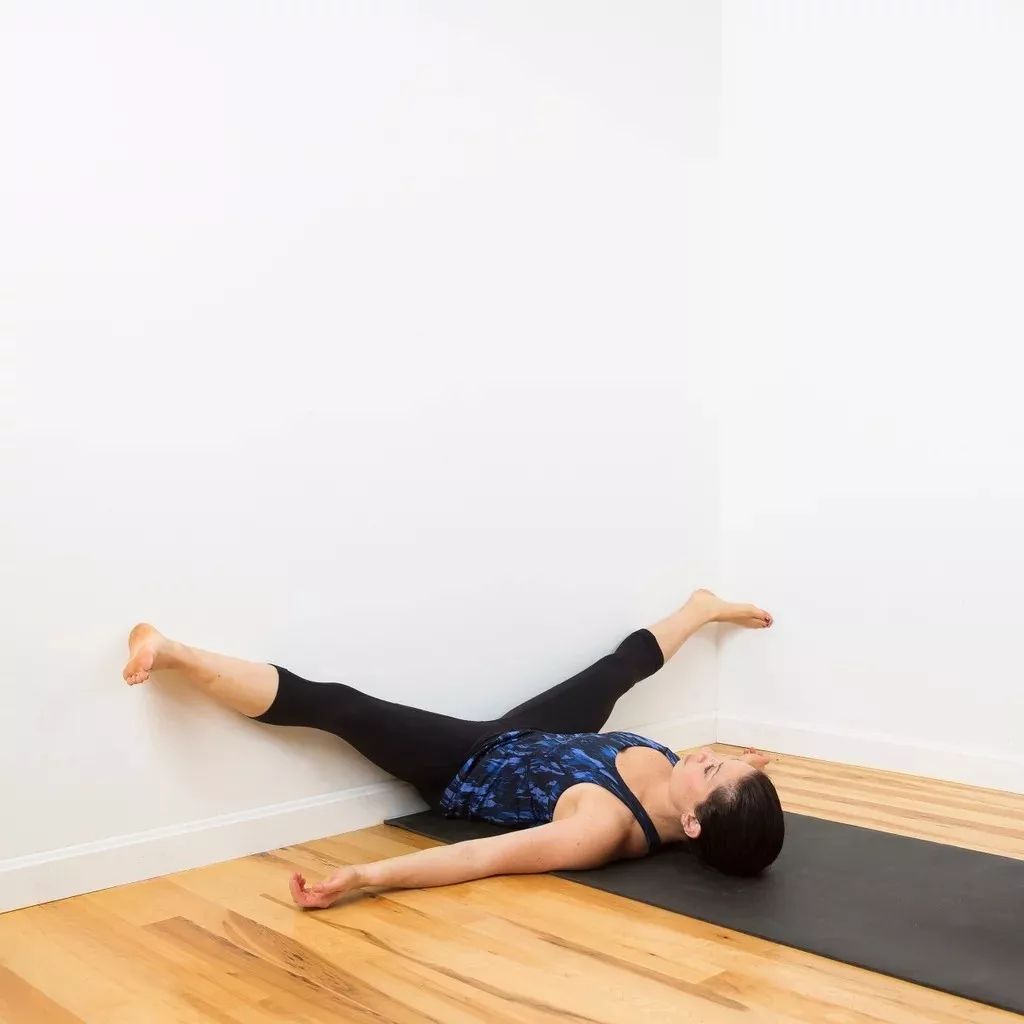 靠墙的阴瑜伽练习让你的拉伸更深入