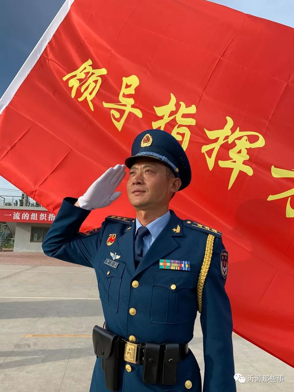 领导指挥方队中的沂源人徐志新每天喝60瓶矿泉水1小时出汗2斤