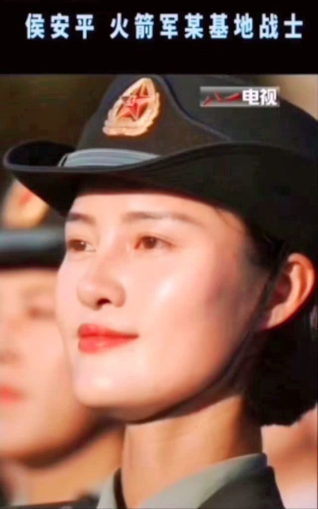 阅兵后失声哽咽!撞脸王丽坤! _侯安平