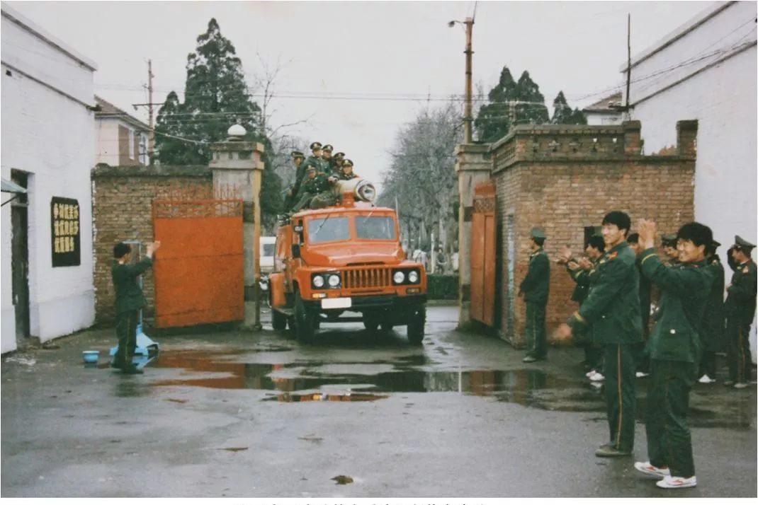1989年新乡消防支队在开展日常会议1980年平顶山消防员开展日常训练