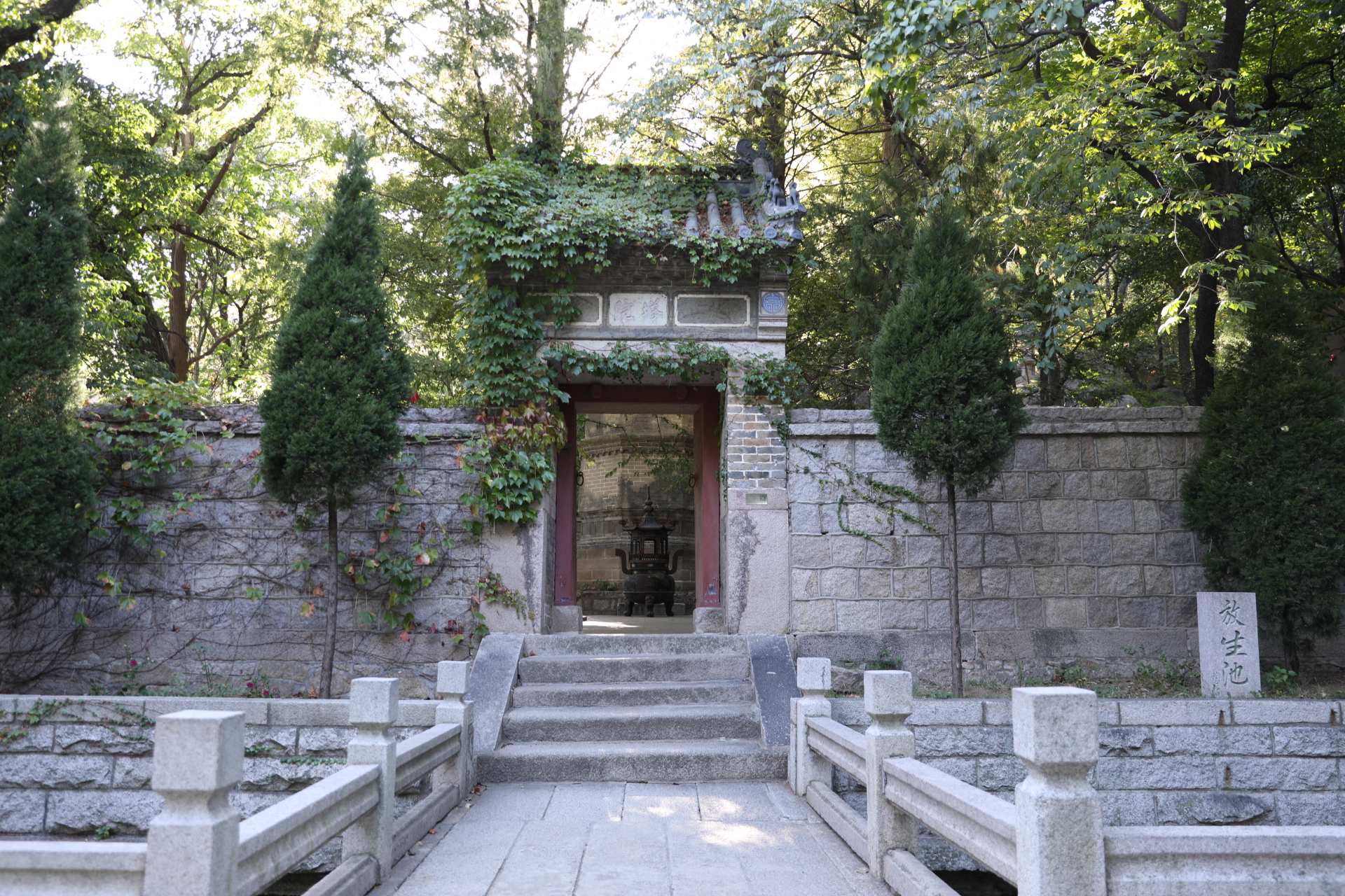 原创道教名山崂山也有佛教寺院,是目前唯一现存佛寺