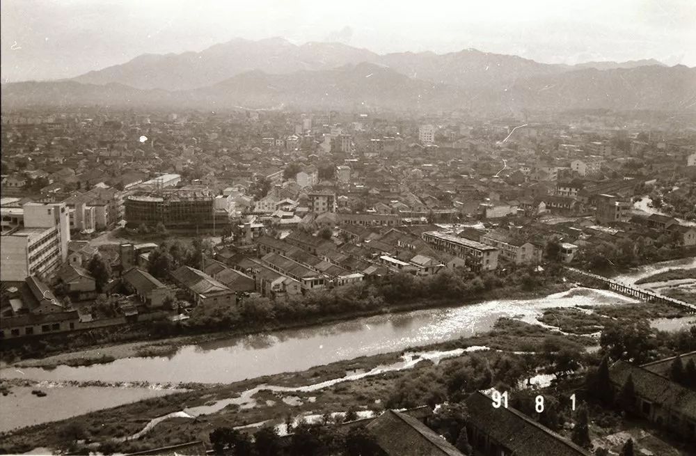 老街经改造后焕然一新1981年,旧城改造前的城区老街大湖塘新区上世纪