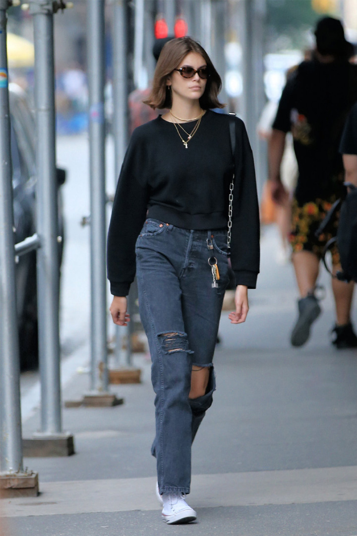 18岁凯雅·杰柏腿长真有优势,出街只选牛仔裤配帆布鞋,好任性_女生