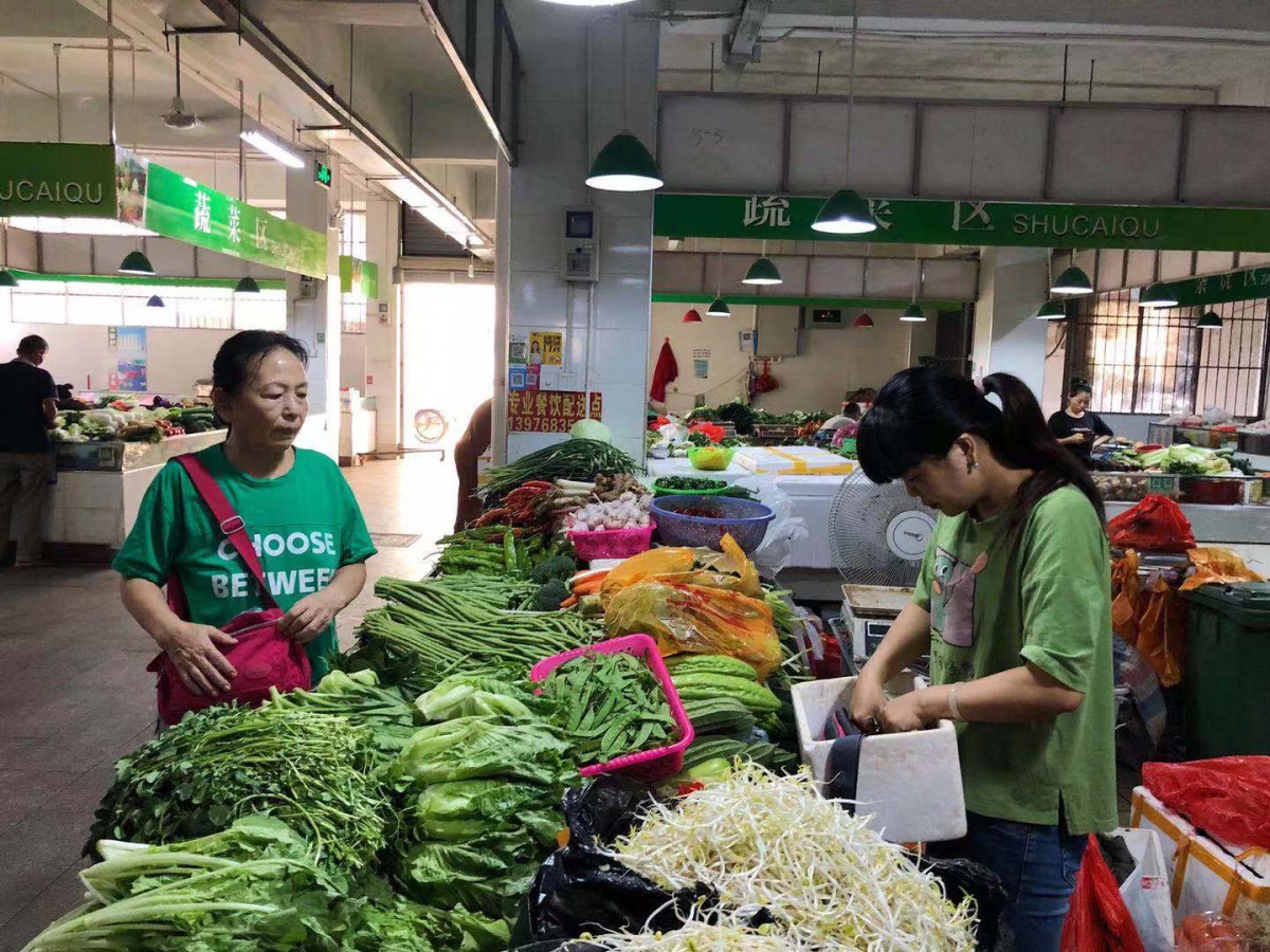 小编今天去市场买菜了,感觉菜篮子妥妥滴稳!