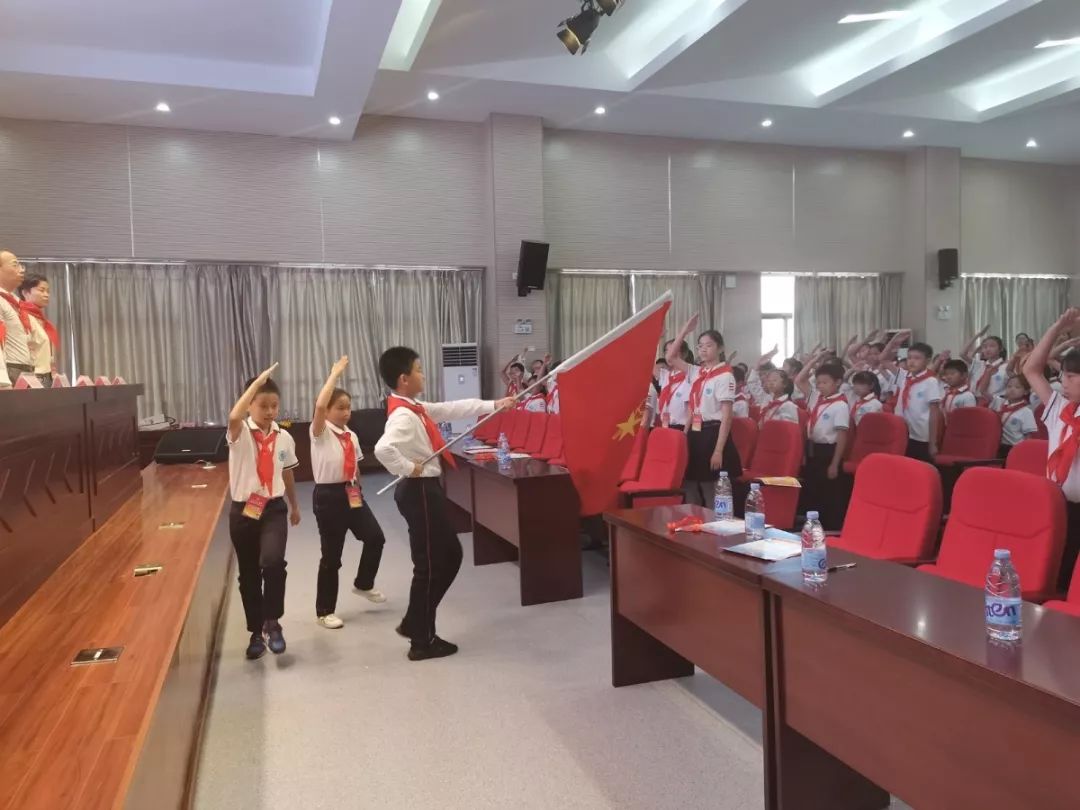 领巾飞扬争当小主人花开新时代全市学校少代会示范活动在周铁小学举行
