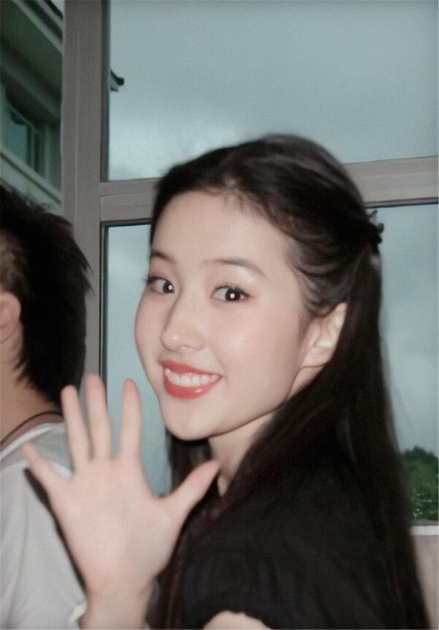 刘亦菲12年前回眸一笑,网友的心都融化了