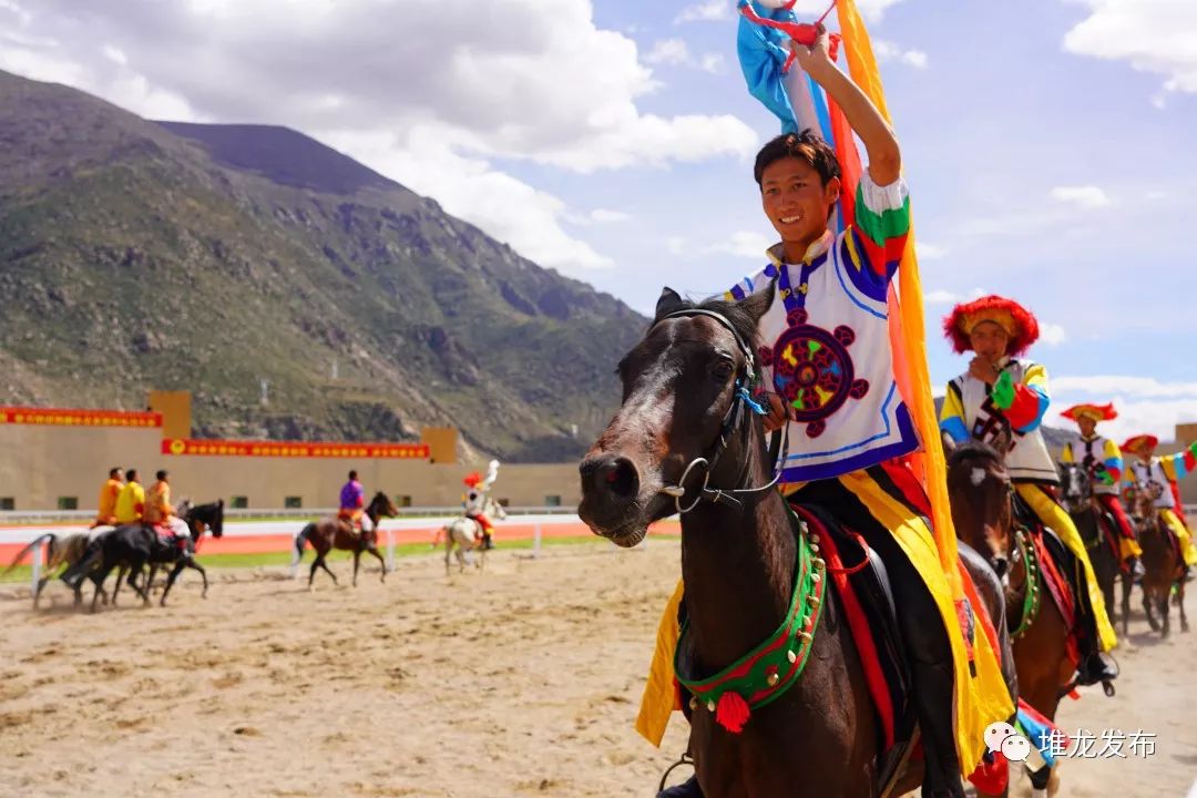 这个国庆假期邀您来堆龙德庆区象雄美朵旅游小镇观看赛马活动