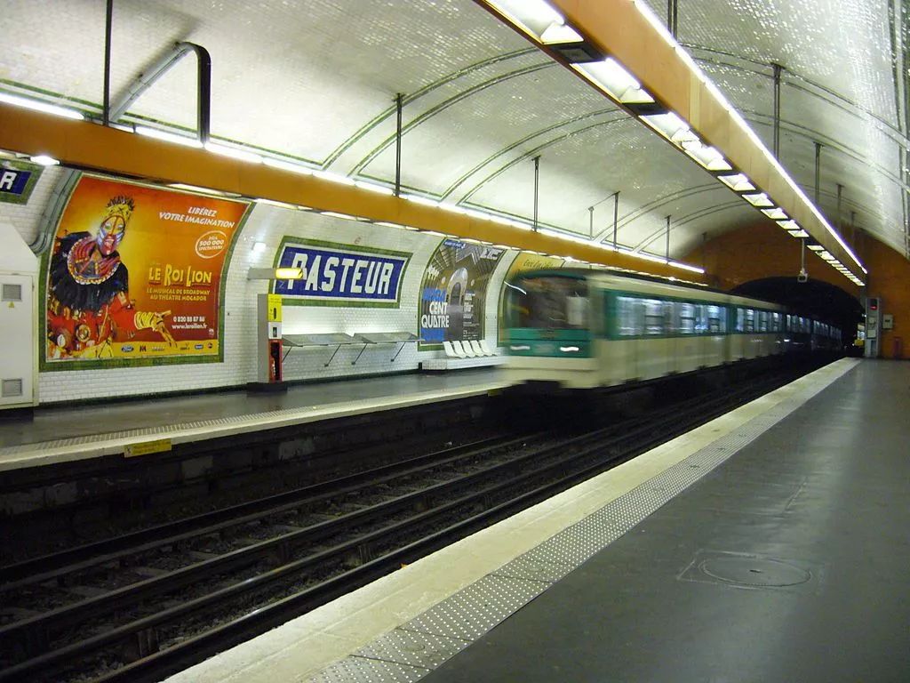 巴黎地鐵或巴黎地下鐵(法語:métro de paris)是法國巴黎的地下軌道