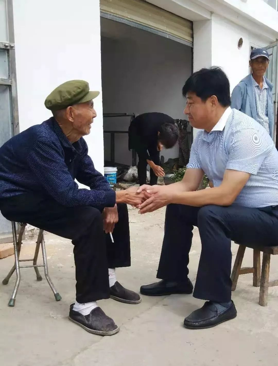 孙 建县人大常委会副主任,双沟镇党委书记孙建慰问残疾军人王兴彩.