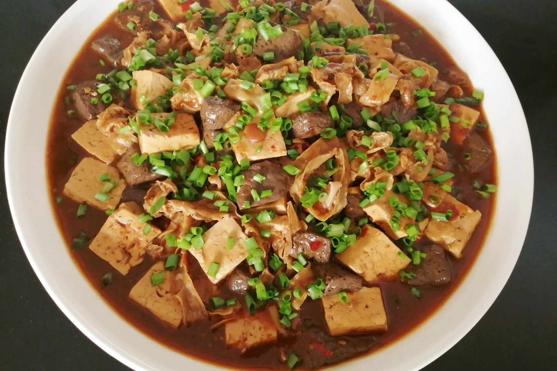 猪血油渣烧豆腐家常做法国宴味厨师长说了他不会学会自己做