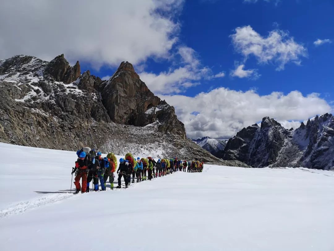 蓄势待发 向山而行9月28日下午朗诗登山队抵达了海拔4020米的雀儿山