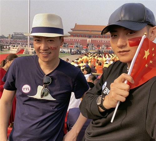 原创别人都把国旗贴脸上唯独张靓颖不一样在众明星中格外显眼