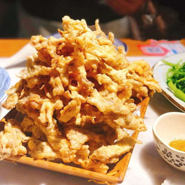 炸蘑菇时,先别直接就裹桨,先做这1步,蘑菇金黄焦脆还不蔫