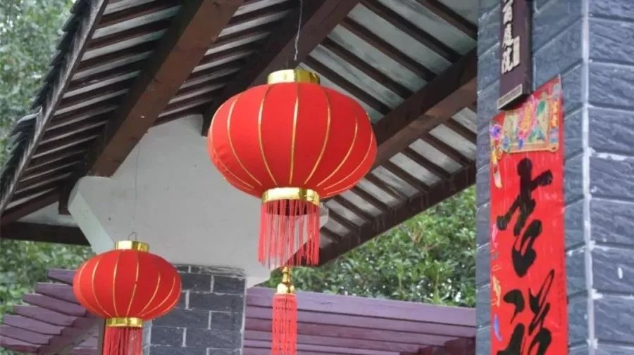 庭院整洁卫生,红灯笼高高挂,庭院四处绿植,青砖灰瓦小院……走进桥林