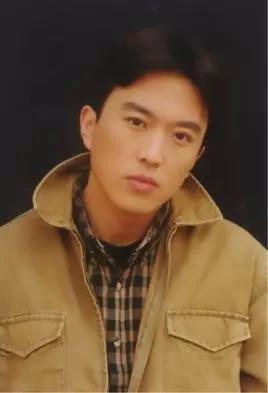 曾在《少年包青天2》里演襄阳王,又是一个童年回忆~但2004年演完《正