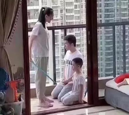 原创孩子犯错爸爸跟着跪下挨批家庭中的怂老爸能提升幸福感