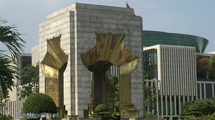 英雄烈士纪念碑的四面造型相似,可见到紧邻国会大厦