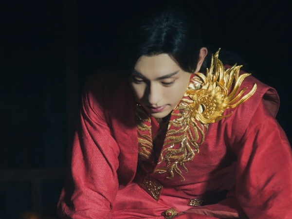 锦觅:我穿红衣很灵动,邝露:我穿红衣很淑女,他:大家让一让