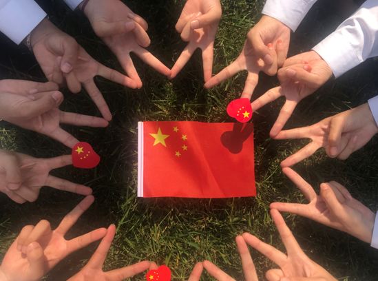 共同携手不忘初心,牢记使命在国旗的光辉下努力奔跑做新时代的坚定者