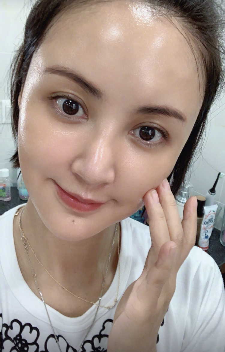 张歆艺庆瘦身成功晒美容自拍,皮肤光泽惹人羡