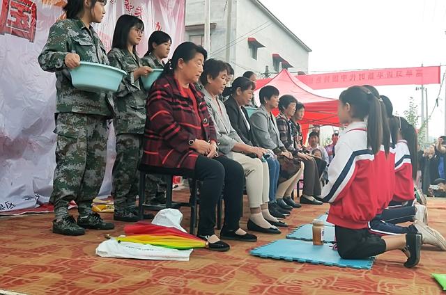 小學生獻孝心跪拜母親行大禮三叩首為老人洗腳孝心大愛這是包餃子現場