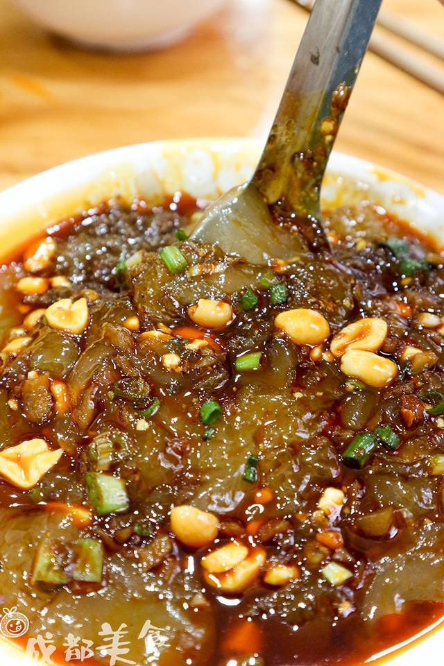 把红油拌匀,热凉粉又烫又辣.这家李凉粉好多人都安利过.