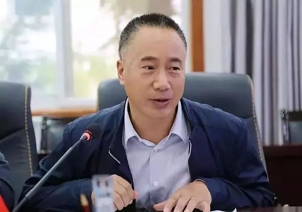 "留坝县副县长周密在代表县委,县政府为师晓敏,邹梦瑶发放奖金表示