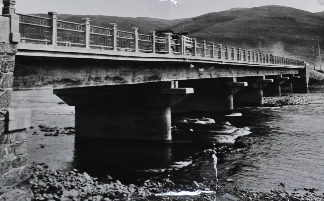 奋进70年图看阿坝县城乡面貌变迁