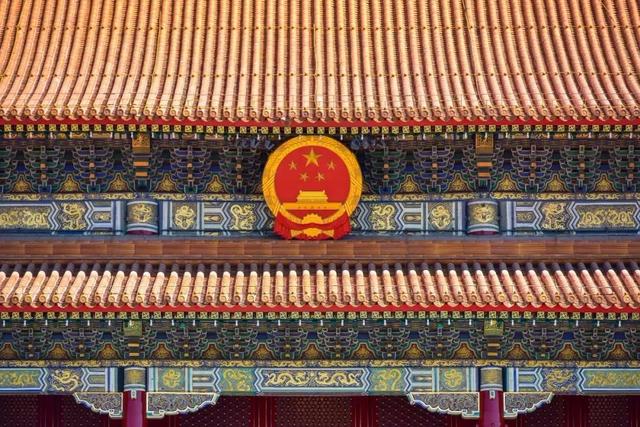 新国徽亮相天安门城楼这枚新国徽是这样诞生的