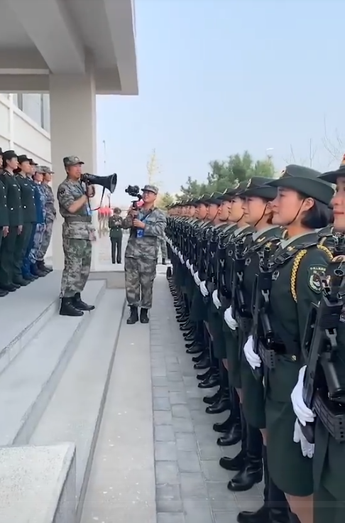 又一个高颜值女兵身份曝光!阅兵后失声哽咽!撞脸王丽坤! _侯安平