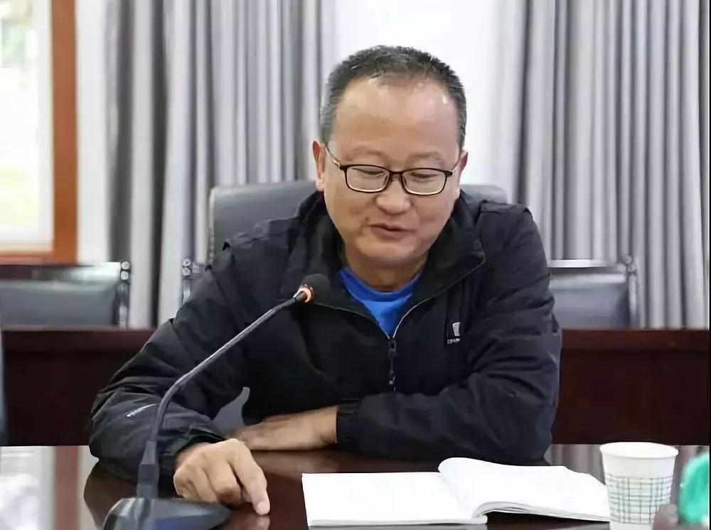 "留坝县副县长周密在代表县委,县政府为师晓敏,邹梦瑶发放奖金表示