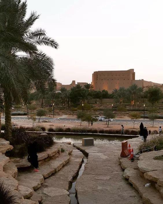 这里有座费萨尔塔,是伊斯兰传统文化与现代建筑理念的有机结合.