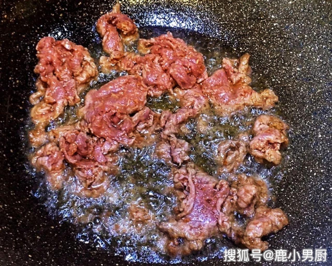 牛肉片醃製好後,就可以開始預炒,起鍋燒油並把油燒至冒煙,把牛肉片倒